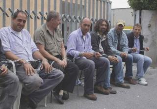Ottobre 2009: i lavoratori Ciet incatenati al cancello dell’azienda Sotto: lo stabilimento Barsanti Macchine in zona industriale