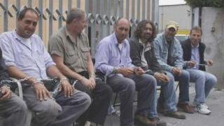 Ottobre 2009: i lavoratori Ciet incatenati al cancello dell’azienda Sotto: lo stabilimento Barsanti Macchine in zona industriale
