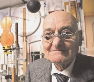 Vinicio Gai ha iniziato a suonare nella banda di Quarrata a 9 anni. Eccolo nella sua casa, circondato dai suoi amati strumenti, tra cui un prezioso violino