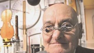 Vinicio Gai ha iniziato a suonare nella banda di Quarrata a 9 anni. Eccolo nella sua casa, circondato dai suoi amati strumenti, tra cui un prezioso violino