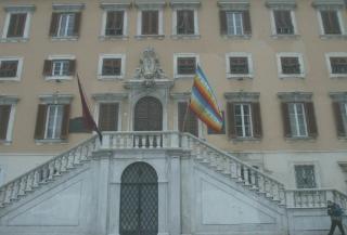 La facciata del palazzo del Comune