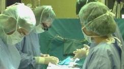 Chirurghi al lavoro in una sala operatoria