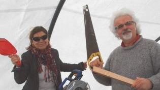 Sopra la coppia Roversi-Blady, accanto la barca a vela Adriatica