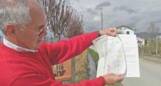 Enzo Biliotti con la lettera. Sopra, un cantiere di Publiacqua