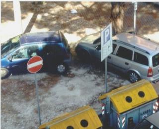 Buche nellarea di sosta al centro di via Accademia 