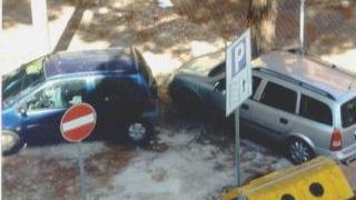Buche nell’area di sosta al centro di via Accademia