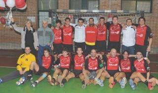 <b>FESTA PROMOZIONE</b> Vincenzo Malatino esulta, tutta la squadra con i palloncini bianchi e rossi, abbracci in mezzo al campo e unazione offensiva di Leandro Ferraiuolo nella partita vinta sabato sera contro la Fiorentina 