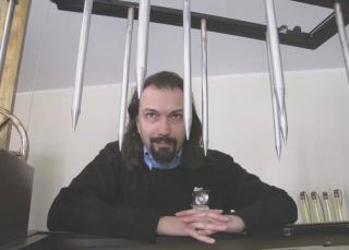 <strong>ALBERTO GIORGI.</strong> Qui a fianco e sotto il titolo: con alcune delle attrezzature magiche per i suoi spettacoli