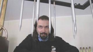 <strong>ALBERTO GIORGI.</strong> Qui a fianco e sotto il titolo: con alcune delle attrezzature magiche per i suoi spettacoli