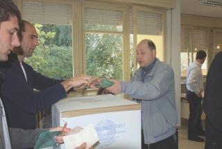 Le operazioni di voto in un seggio della città