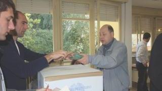 Le operazioni di voto in un seggio della città