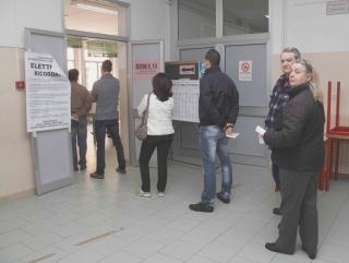 Ai seggi a Pietrasanta e Viareggio