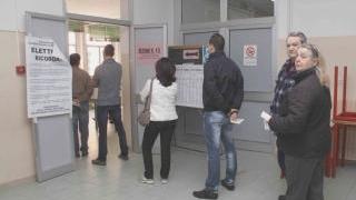 Ai seggi a Pietrasanta e Viareggio