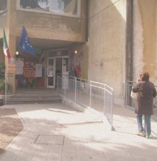 Un seggio elettorale: saranno aperti anche oggi fino alle 15