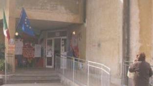 Un seggio elettorale: saranno aperti anche oggi fino alle 15