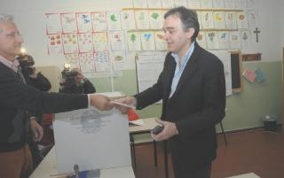 Rossi, candidato del centrosinistra alla presidenza della Regione, al seggio elettorale