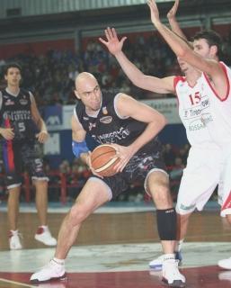 Paolo Monzecchi, protagonista di un finale di stagione positivo e (a sinistra) la rabbia di coach Angelucci deluso dalla prova della squadra rossoblù in casa della Tezenis Verona