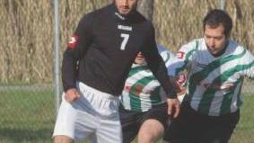 Qui sopra e in alto due azioni di gioco del campionato Uisp