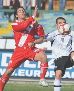<strong>CONTRASTO.</strong> Esposito a caccia del pallone