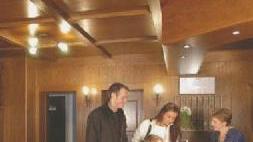 <strong>NELLA HALL.</strong> Clienti arrivati in un albergo per le vacanze estive