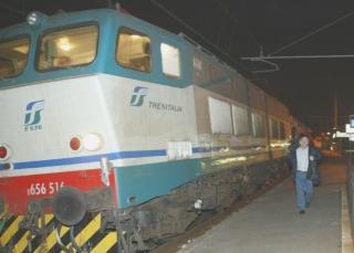 Un treno delle Ferrovie dello Stato fermo in stazione