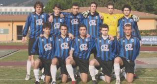 A sinistra la squadra degli Juniores nerazzurri, a destra il tecnico Ildebrando Stafico          