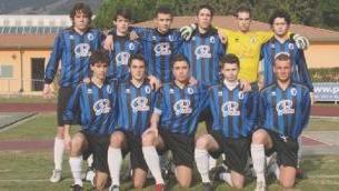 A sinistra la squadra degli Juniores nerazzurri, a destra il tecnico Ildebrando Stafico
