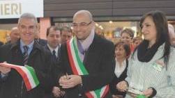 Il sindaco di Pontedera Simone Millozzi taglia il nastro all’apertura del punto InCoop alla stazione