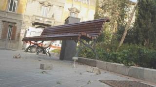 La panchina divelta in piazza Belfiore   