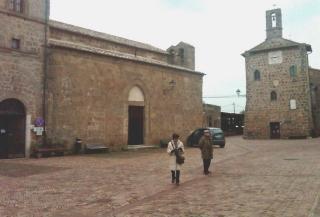 <b>SOVANA.</b> La piazza principale 