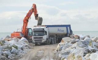<b>CANTIERE.</b> Ruspe al lavoro sul litorale apuano per combattere lerosione 