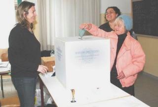 Operazioni di voto in un seggio di Portoferraio 
