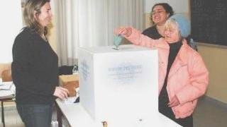 Operazioni di voto in un seggio di Portoferraio