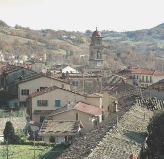 Una veduta di S.Marcello: aumentano in montagna le case e i fondi commerciali messi allasta 
