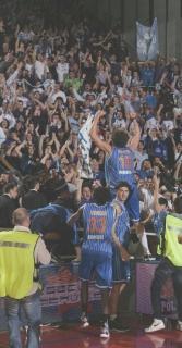 <b>LA FOTO DELLA SETTIMANA.</b> Infante a Reggio Emilia esulta col popolo brindisino 