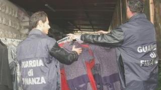 Controlli della Finanza in una ditta cinese