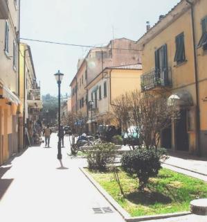 Un’immagine del centro commerciale di Marina di Campo