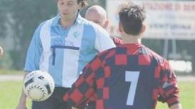 Il venturinese Barbagli autore dell’ 1-0 e sotto l’elbano Teggi in anticipo su Schiarito