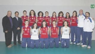 La formazione della Gabbaplast Maceri che ha vinto il campionato femminile di serie B2 e, sopra il titolo, la festa dopo la vittoria decisiva     