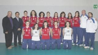 La formazione della Gabbaplast Maceri che ha vinto il campionato femminile di serie B2 e, sopra il titolo, la festa dopo la vittoria decisiva