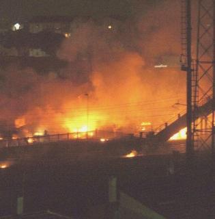 <b>29 GIUGNO.</b> Le fiamme tra la ferrovia e via Ponchielli 