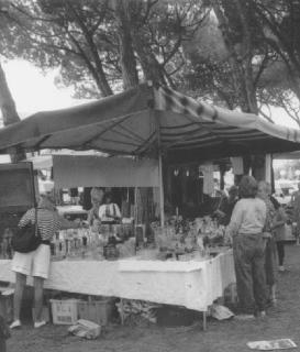 Un banco al mercato dell’ antiquariato