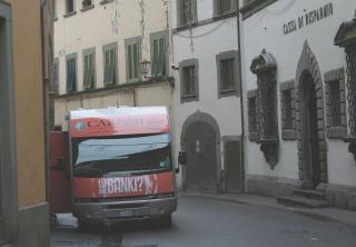 A destra, la sede della Cassa di risparmio di San Miniato; sotto, la presidente dell’istituto Lucia Calvosa