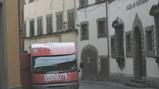 A destra, la sede della Cassa di risparmio di San Miniato; sotto, la presidente dell’istituto Lucia Calvosa