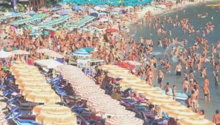 La spiaggia di Marina di Campo affollata dai turisti a Ferragosto