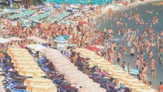La spiaggia di Marina di Campo affollata dai turisti a Ferragosto