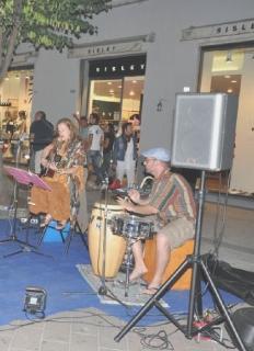 Si fa musica fuori da un negozio