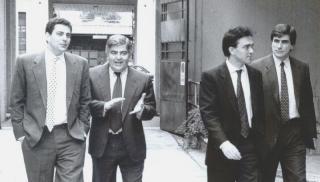 Da sinistra Giovannino Agnelli, Carletto Monni ed Enrico Rossi all’uscita della Piaggio; sotto Giovanni Bonadio