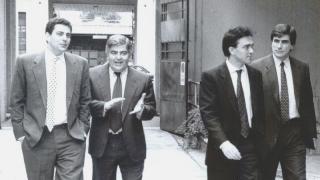 Da sinistra Giovannino Agnelli, Carletto Monni ed Enrico Rossi all’uscita della Piaggio; sotto Giovanni Bonadio