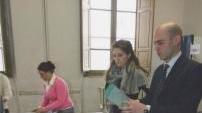 Scrutatori al lavoro nel seggio elettorale presso la scuola Leonardo da Vinci di Empoli